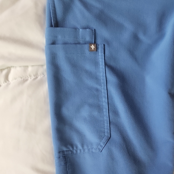 Figs Women's V-Neck Scrub Top/Pant Set in Ceil Blue - Picture 6 of 15